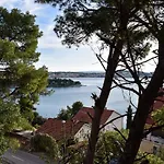 Casa De Verano - Penthouse In With The Private Garden Trogir