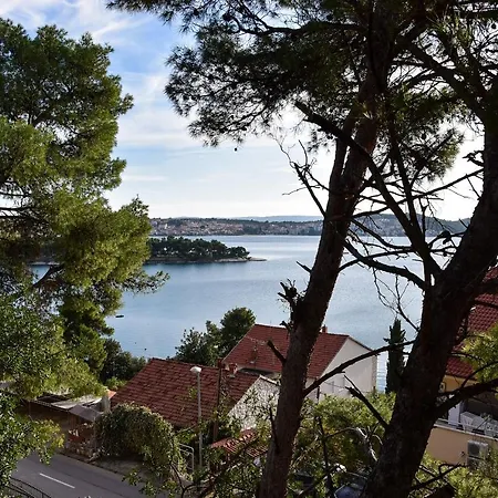 Casa De Verano - Penthouse In With The Private Garden Trogir