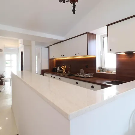 Casa De Verano - Penthouse In With The Private Garden Trogir